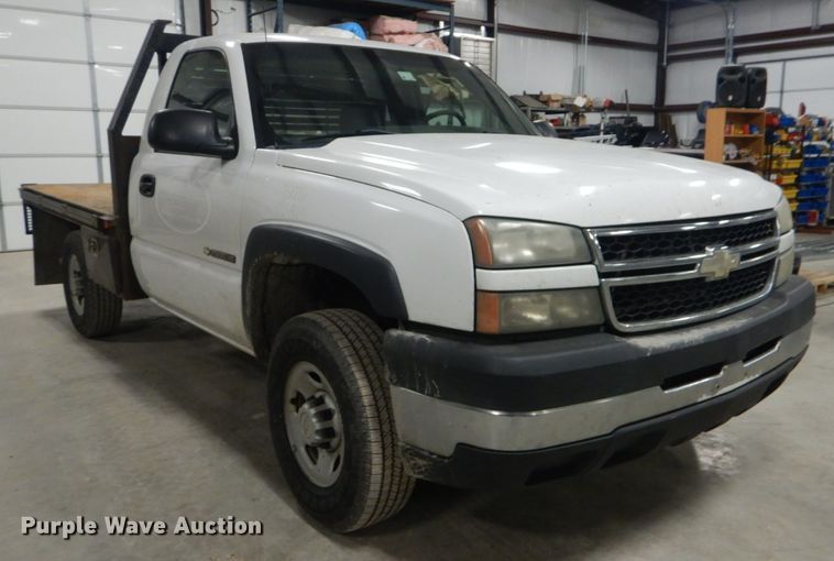 image for item DI2446 2006 Chevrolet Silverado 2500HD flatbed pickup truck
