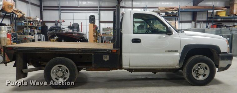 image for item DI2446 2006 Chevrolet Silverado 2500HD flatbed pickup truck