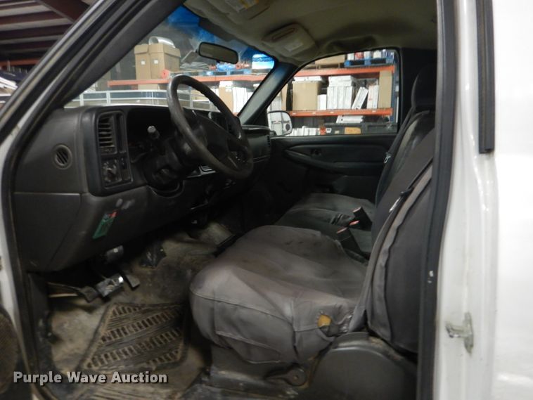 image for item DI2446 2006 Chevrolet Silverado 2500HD flatbed pickup truck