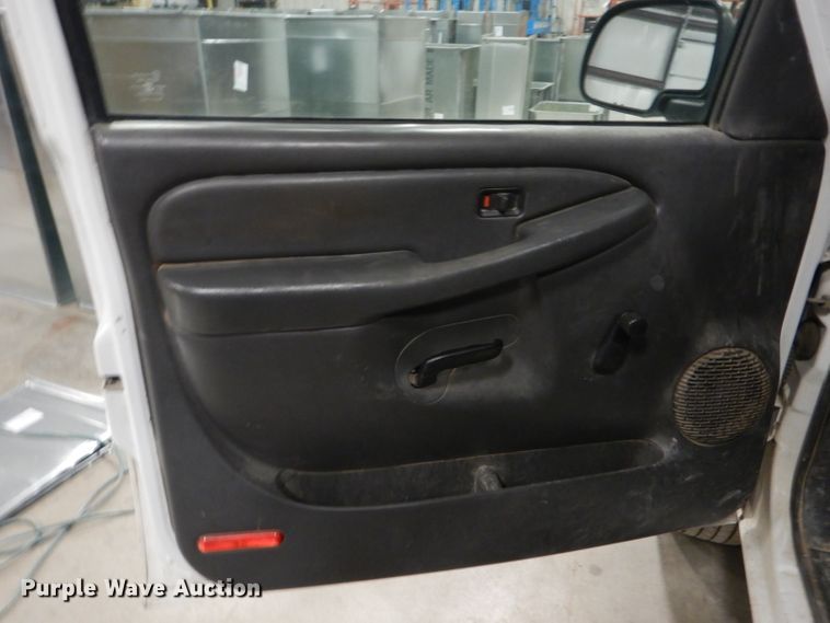 image for item DI2446 2006 Chevrolet Silverado 2500HD flatbed pickup truck