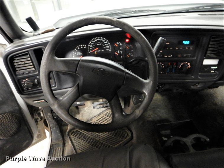 image for item DI2446 2006 Chevrolet Silverado 2500HD flatbed pickup truck