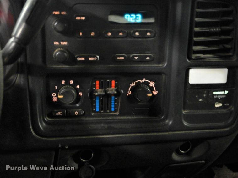 image for item DI2446 2006 Chevrolet Silverado 2500HD flatbed pickup truck