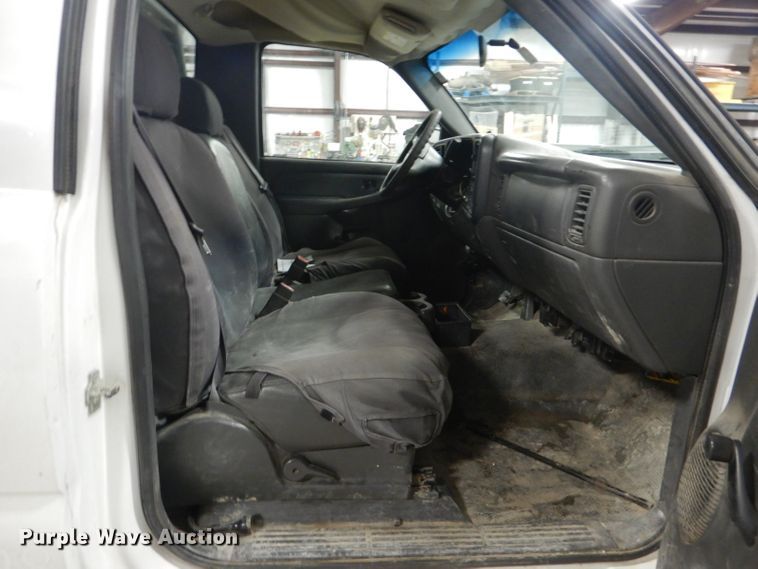 image for item DI2446 2006 Chevrolet Silverado 2500HD flatbed pickup truck