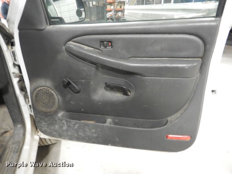 image for item DI2446 2006 Chevrolet Silverado 2500HD flatbed pickup truck