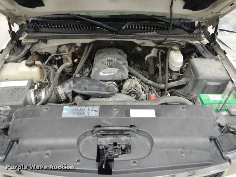 image for item DI2446 2006 Chevrolet Silverado 2500HD flatbed pickup truck