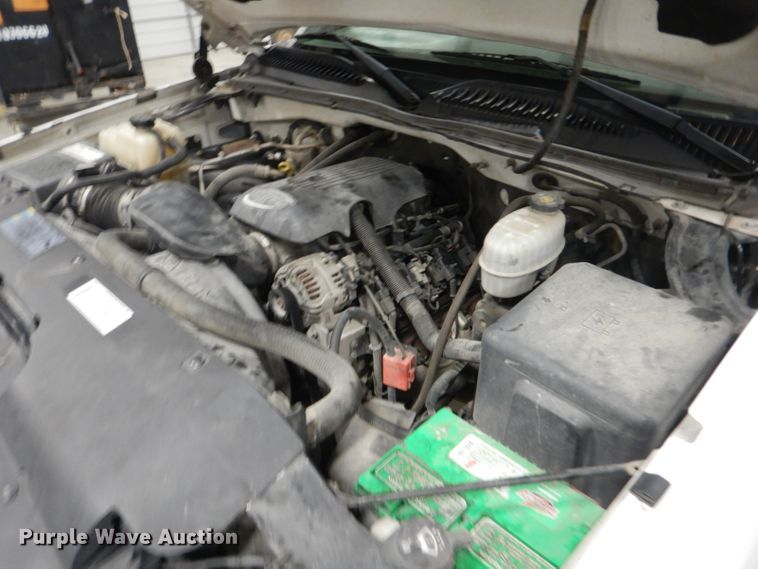 image for item DI2446 2006 Chevrolet Silverado 2500HD flatbed pickup truck