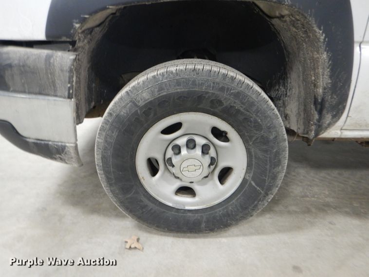 image for item DI2446 2006 Chevrolet Silverado 2500HD flatbed pickup truck