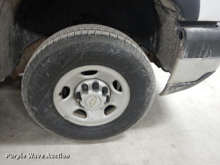 image for item DI2446 2006 Chevrolet Silverado 2500HD flatbed pickup truck