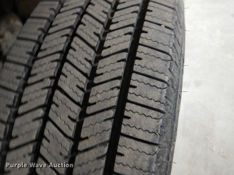 image for item DI2446 2006 Chevrolet Silverado 2500HD flatbed pickup truck