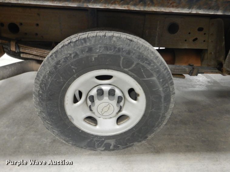 image for item DI2446 2006 Chevrolet Silverado 2500HD flatbed pickup truck