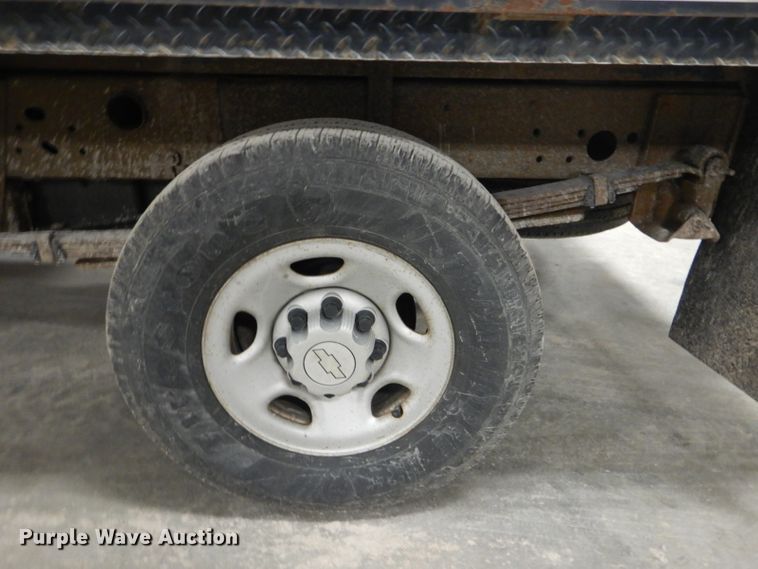 image for item DI2446 2006 Chevrolet Silverado 2500HD flatbed pickup truck