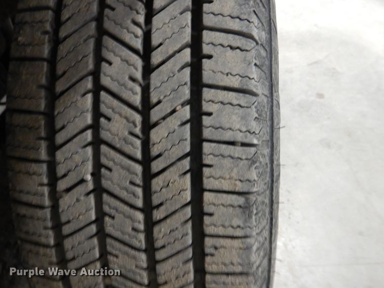 image for item DI2446 2006 Chevrolet Silverado 2500HD flatbed pickup truck