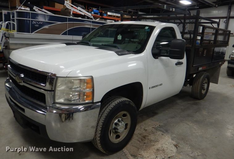 image for item DI2447 2007 Chevrolet Silverado 2500HD flatbed pickup truck