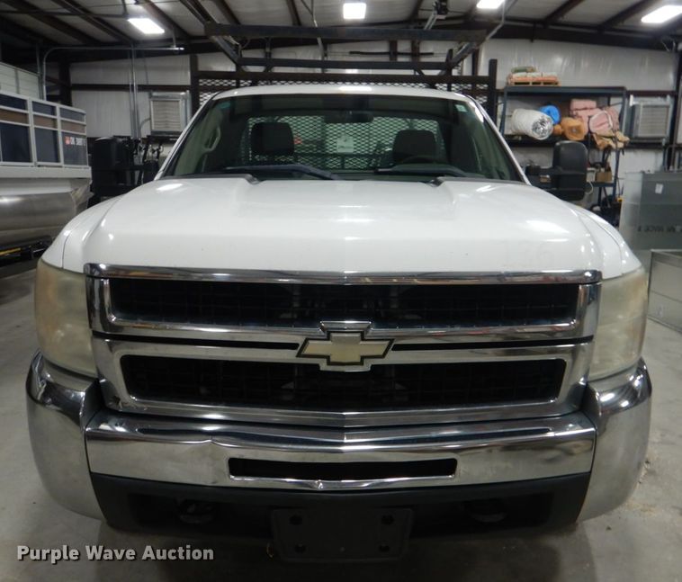 image for item DI2447 2007 Chevrolet Silverado 2500HD flatbed pickup truck