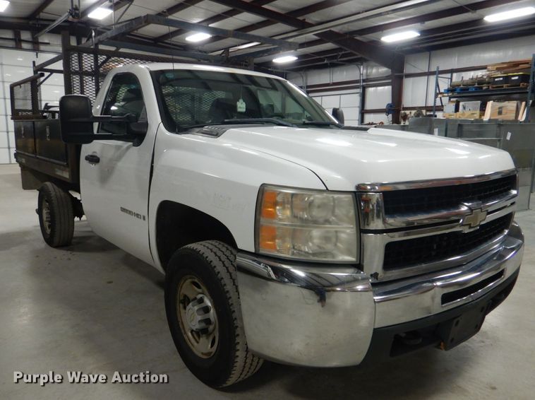 image for item DI2447 2007 Chevrolet Silverado 2500HD flatbed pickup truck