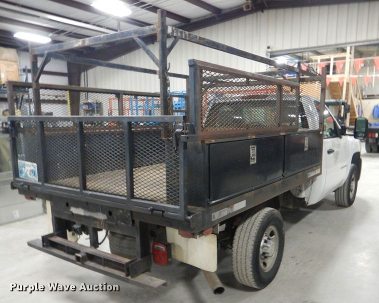 image for item DI2447 2007 Chevrolet Silverado 2500HD flatbed pickup truck