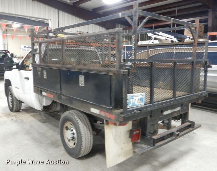 image for item DI2447 2007 Chevrolet Silverado 2500HD flatbed pickup truck