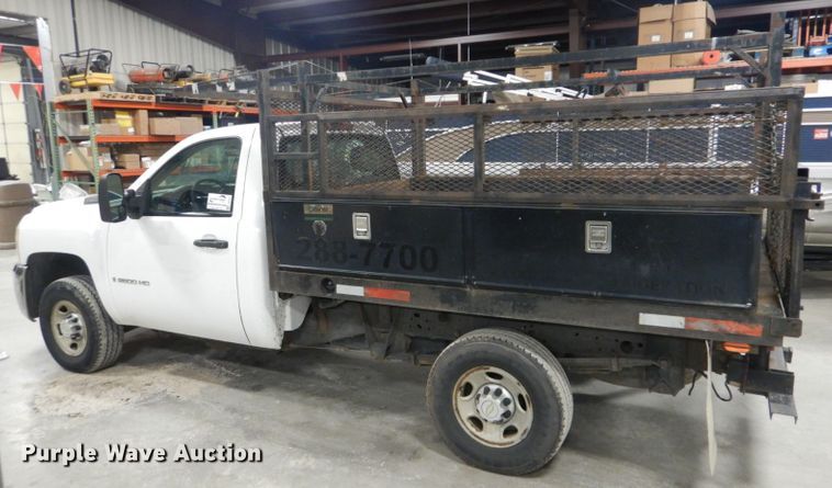 image for item DI2447 2007 Chevrolet Silverado 2500HD flatbed pickup truck