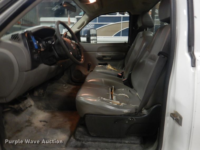 image for item DI2447 2007 Chevrolet Silverado 2500HD flatbed pickup truck