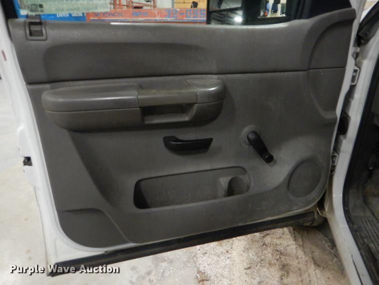 image for item DI2447 2007 Chevrolet Silverado 2500HD flatbed pickup truck