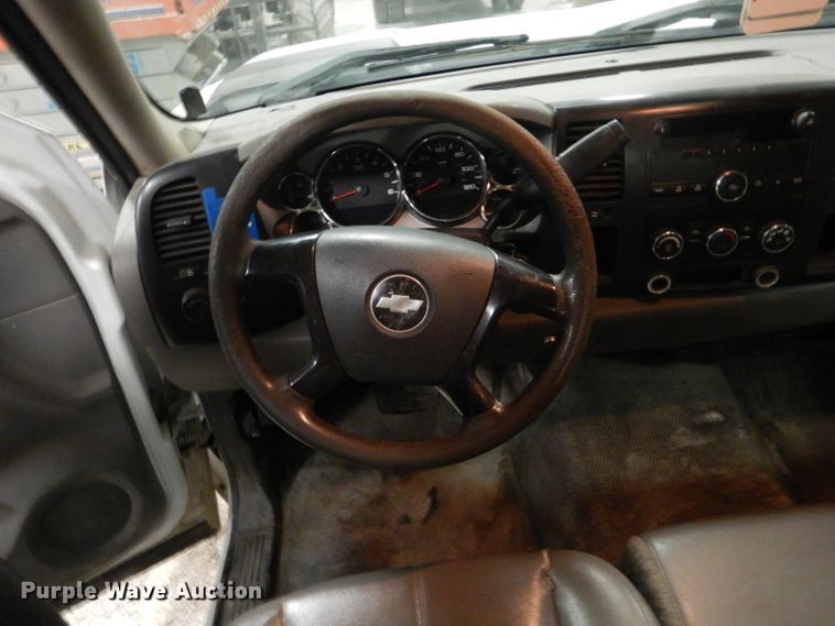 image for item DI2447 2007 Chevrolet Silverado 2500HD flatbed pickup truck