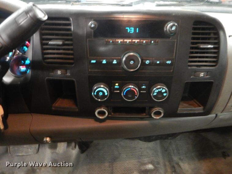 image for item DI2447 2007 Chevrolet Silverado 2500HD flatbed pickup truck