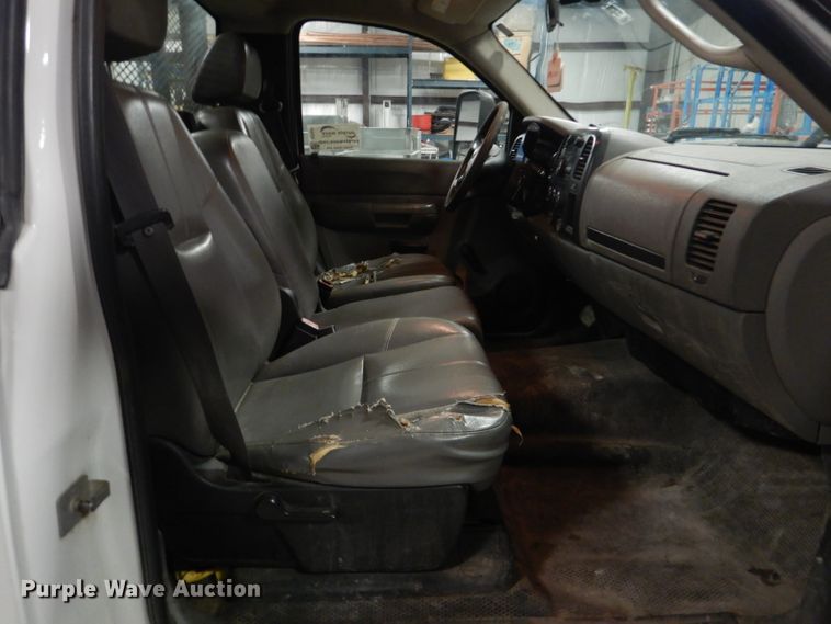 image for item DI2447 2007 Chevrolet Silverado 2500HD flatbed pickup truck