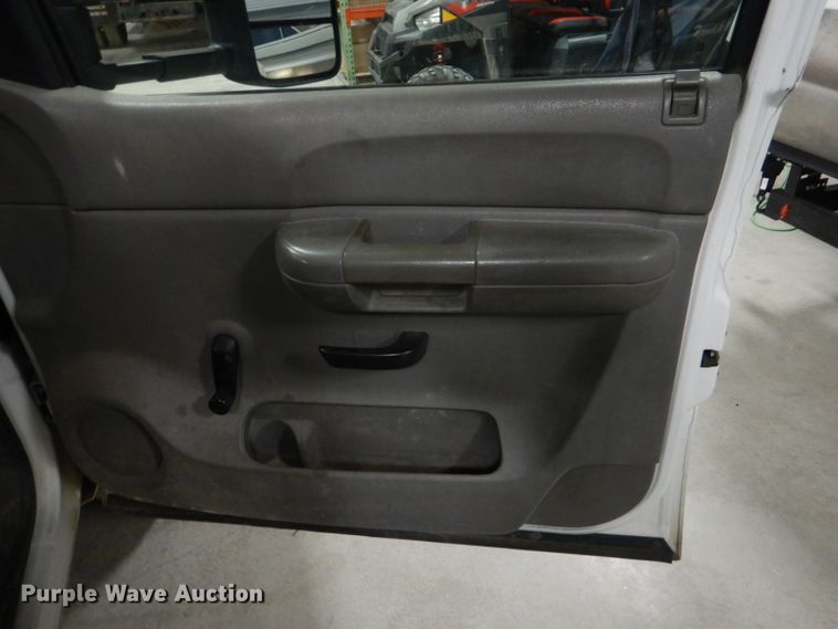 image for item DI2447 2007 Chevrolet Silverado 2500HD flatbed pickup truck