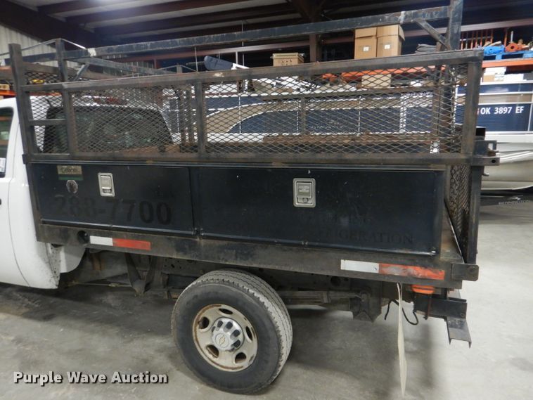 image for item DI2447 2007 Chevrolet Silverado 2500HD flatbed pickup truck