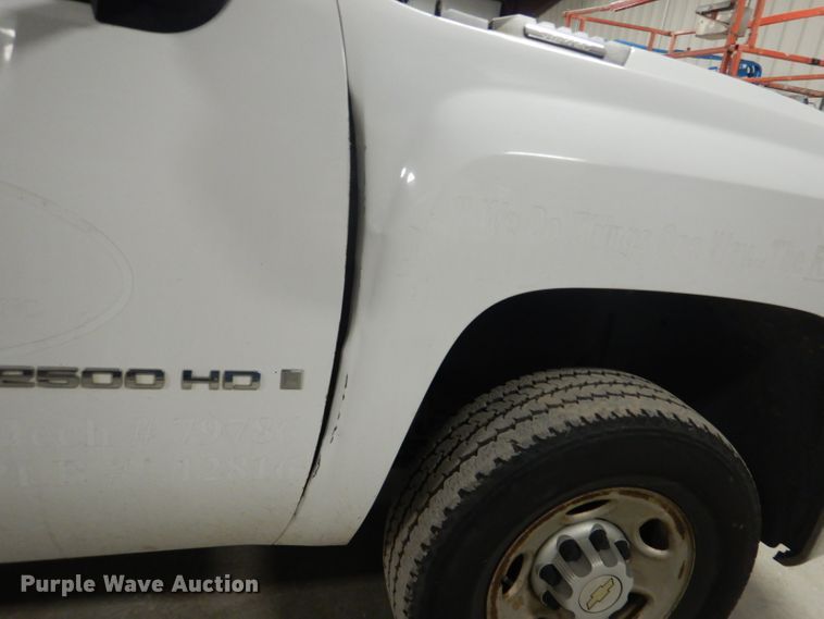 image for item DI2447 2007 Chevrolet Silverado 2500HD flatbed pickup truck