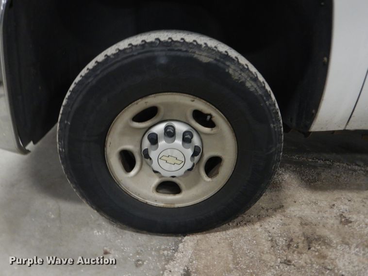 image for item DI2447 2007 Chevrolet Silverado 2500HD flatbed pickup truck