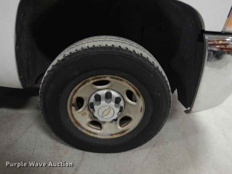 image for item DI2447 2007 Chevrolet Silverado 2500HD flatbed pickup truck