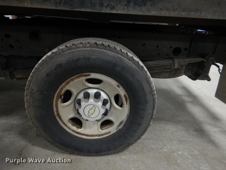 image for item DI2447 2007 Chevrolet Silverado 2500HD flatbed pickup truck