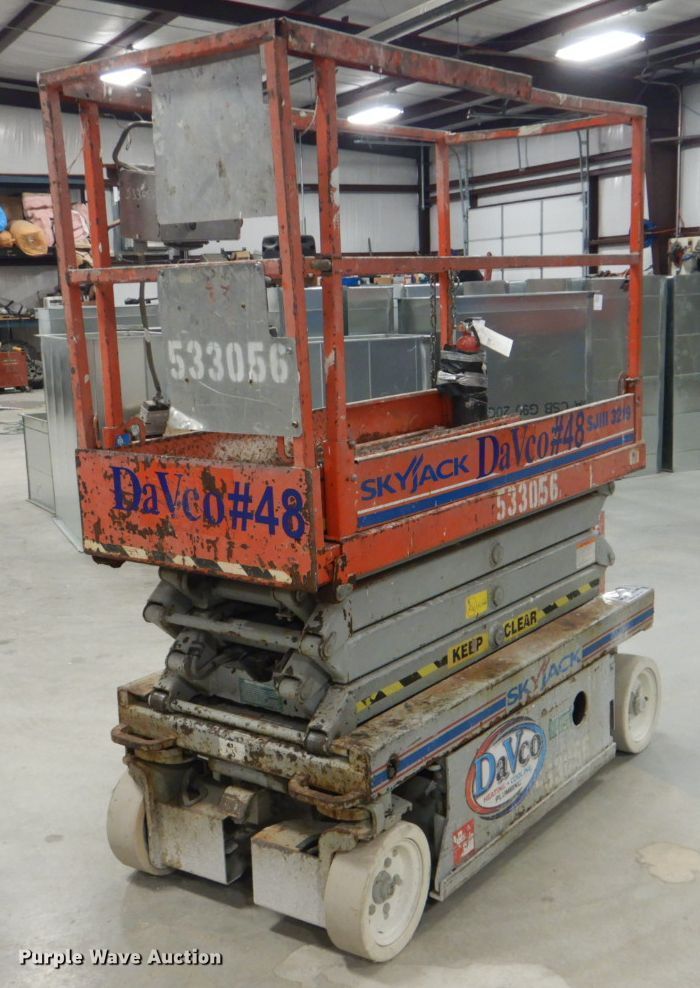 image for item DI2448 2004 Skyjack SJIII 3219 scissor lift