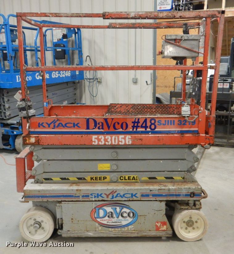 image for item DI2448 2004 Skyjack SJIII 3219 scissor lift