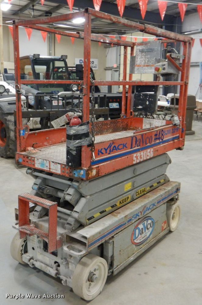image for item DI2448 2004 Skyjack SJIII 3219 scissor lift