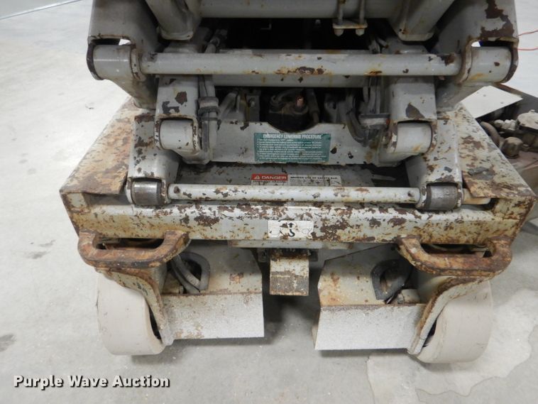 image for item DI2448 2004 Skyjack SJIII 3219 scissor lift