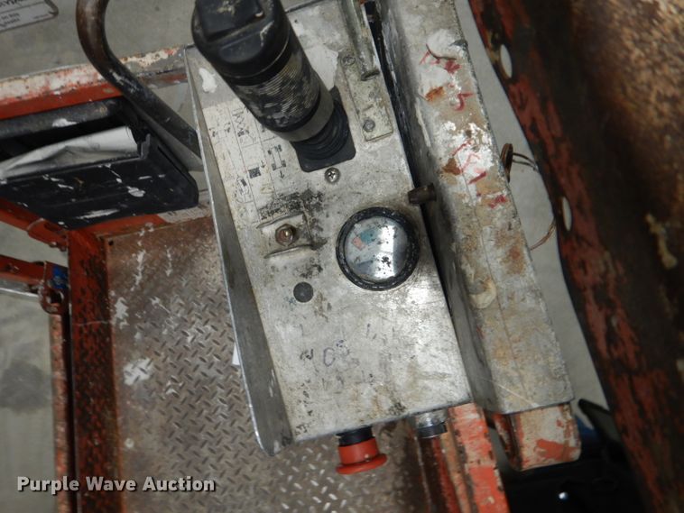 image for item DI2448 2004 Skyjack SJIII 3219 scissor lift