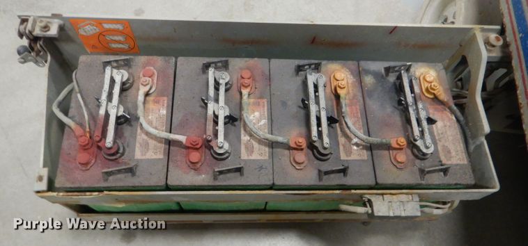 image for item DI2448 2004 Skyjack SJIII 3219 scissor lift