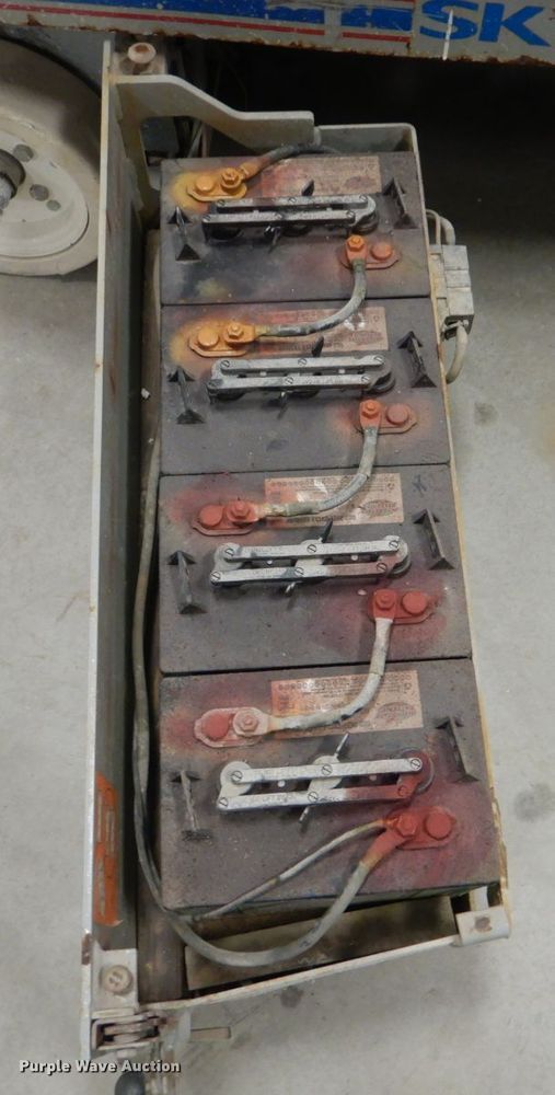 image for item DI2448 2004 Skyjack SJIII 3219 scissor lift