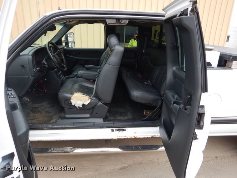 image for item FU9167 2002 Chevrolet Silverado 1500HD Ext. Cab pickup truck