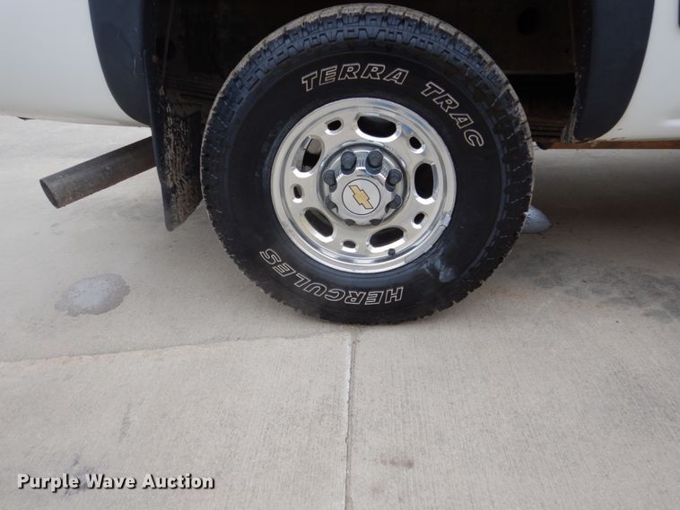 image for item FU9167 2002 Chevrolet Silverado 1500HD Ext. Cab pickup truck