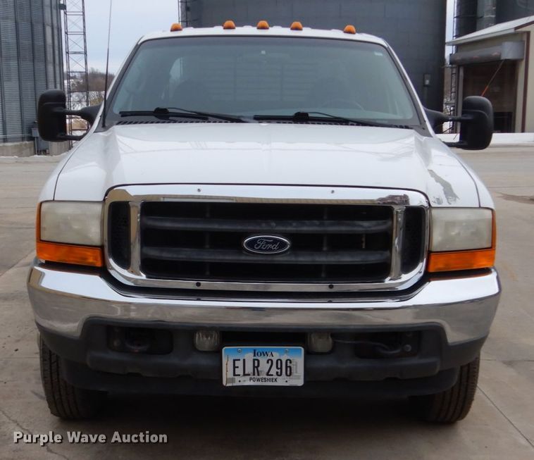 image for item FU9172 2001 Ford F350 Super Duty Crew Cab flatbed pickup truck