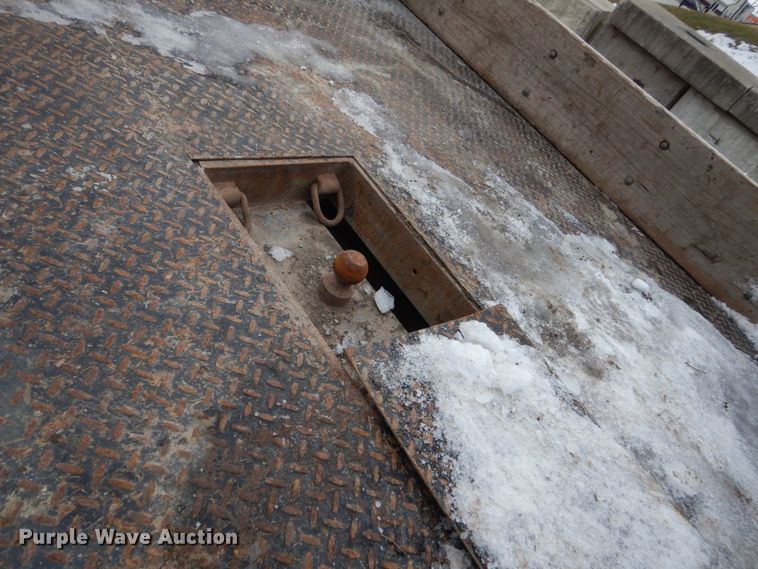 image for item FU9172 2001 Ford F350 Super Duty Crew Cab flatbed pickup truck