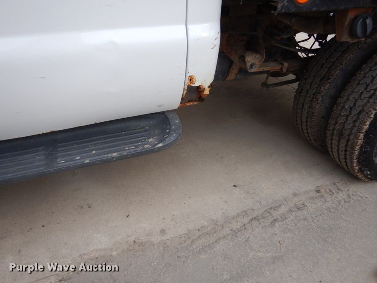 image for item FU9172 2001 Ford F350 Super Duty Crew Cab flatbed pickup truck