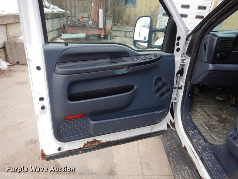 image for item FU9172 2001 Ford F350 Super Duty Crew Cab flatbed pickup truck