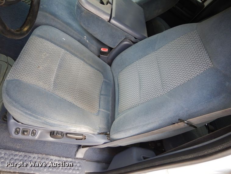 image for item FU9172 2001 Ford F350 Super Duty Crew Cab flatbed pickup truck