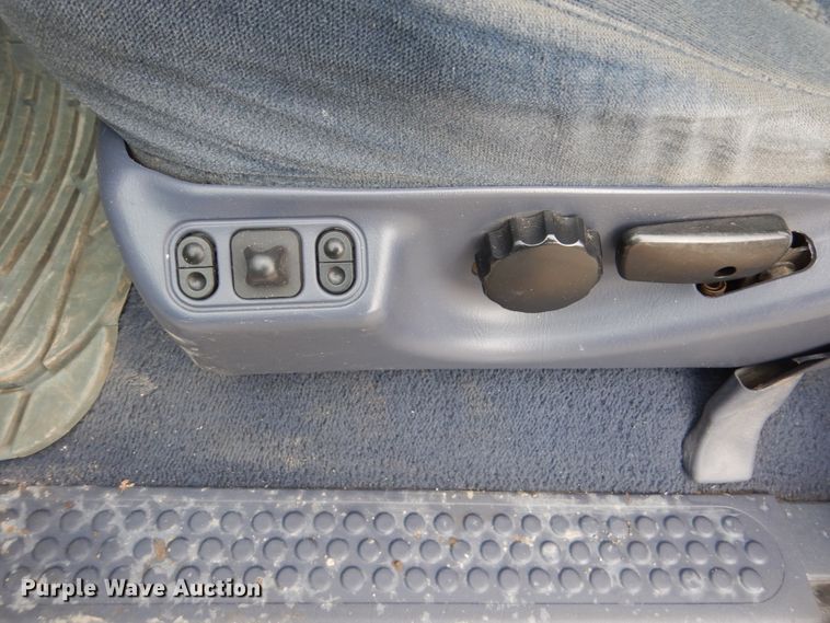 image for item FU9172 2001 Ford F350 Super Duty Crew Cab flatbed pickup truck