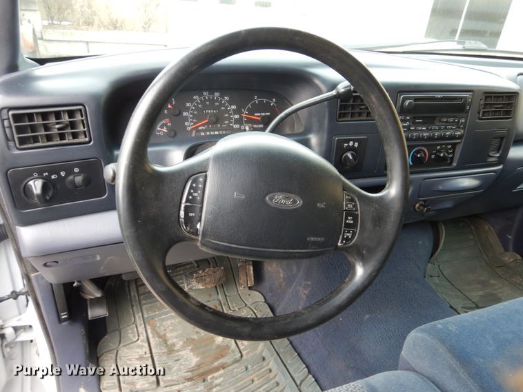 image for item FU9172 2001 Ford F350 Super Duty Crew Cab flatbed pickup truck