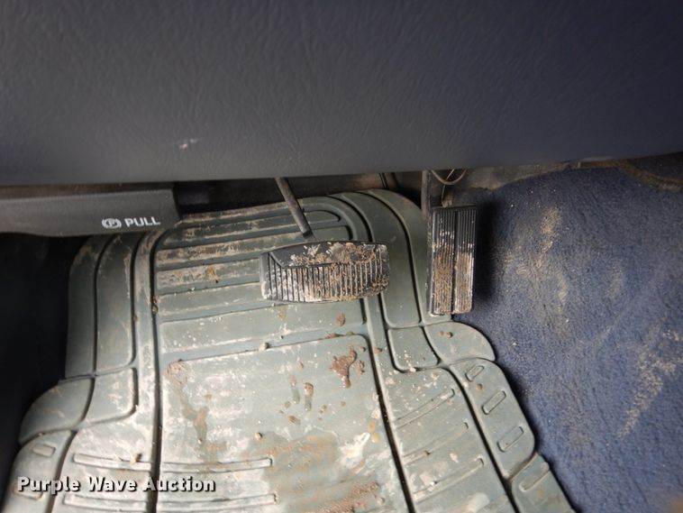 image for item FU9172 2001 Ford F350 Super Duty Crew Cab flatbed pickup truck